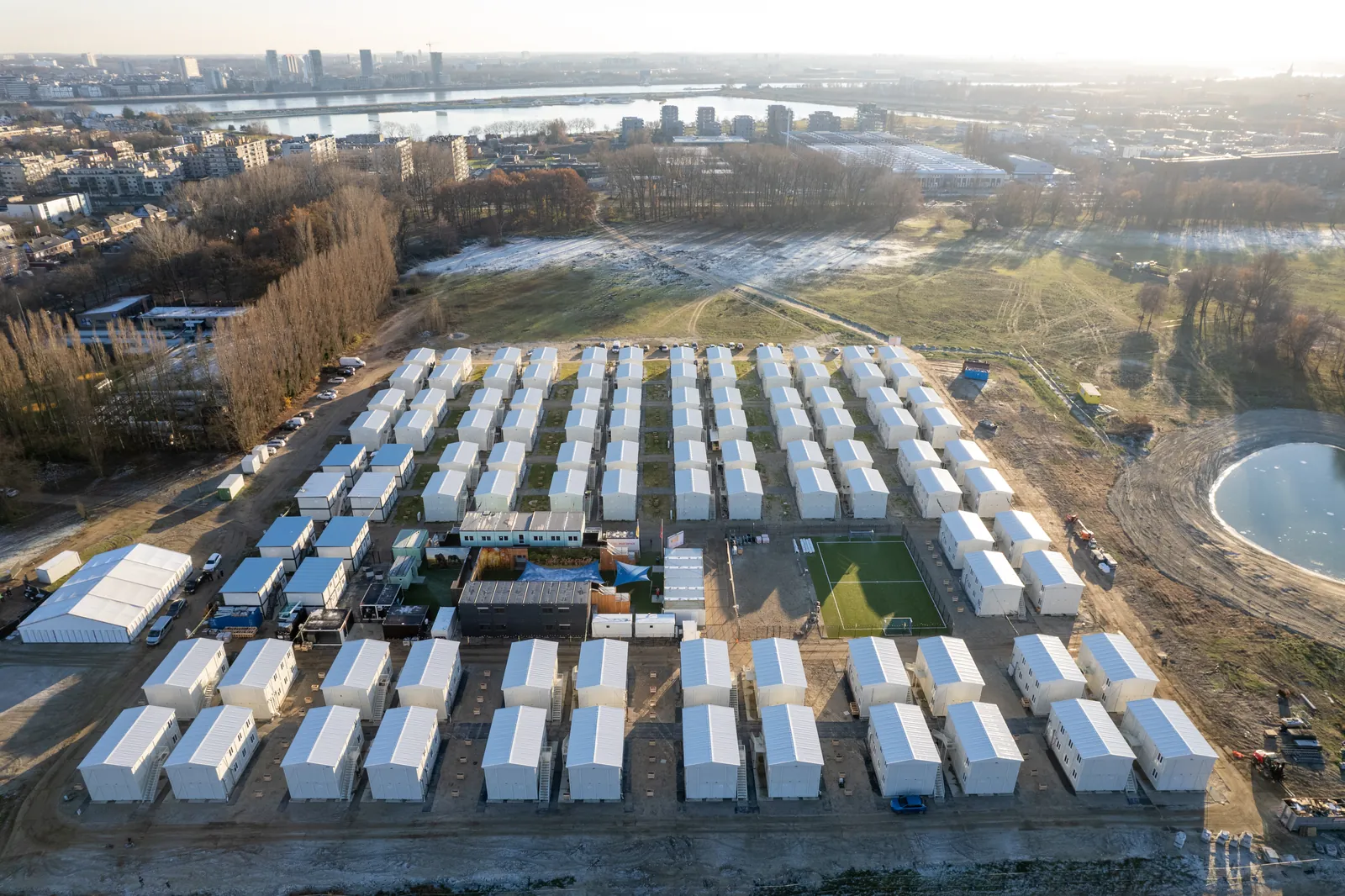 Luchtfoto van het nooddorp aan de Middenvijver in Antwerpen, december 2022