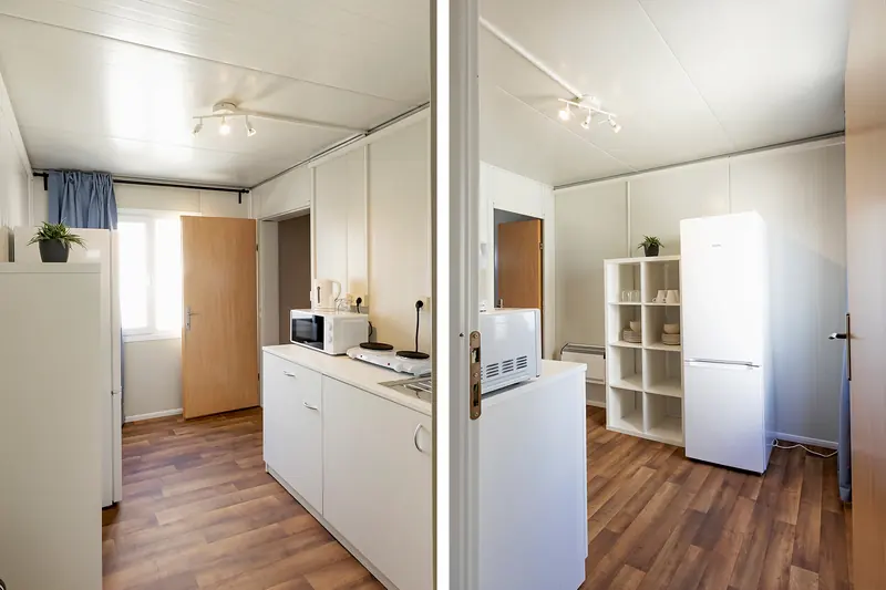 Keuken met werkblad, microgolfoven en koelkast