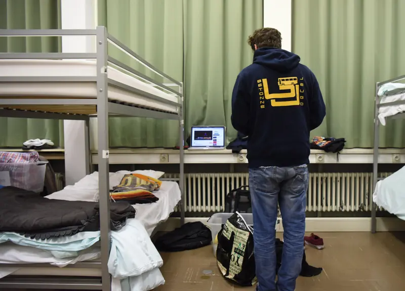 Slaapzaal met stapelbedden in nachtopvang Victor 5